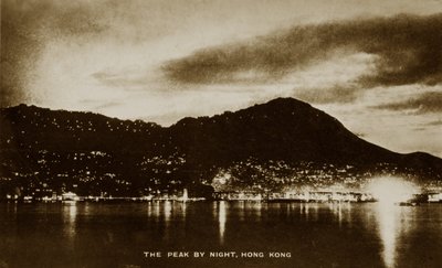 香港晚上的山峰，来自1940年Pte H. Chick服务的照片专辑 作者 英国摄影师