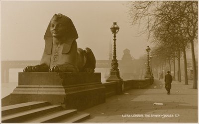 除了Cleopatras针之外的狮身人面像 作者 英国摄影师