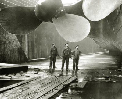 泰坦尼克号的螺旋桨在爱尔兰贝尔法斯特Harland＆Wolff的Thompson Graving Dock，1910-11 作者 英国摄影师