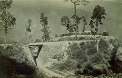 1880年代在大吉岭喜马拉雅铁路上的Tindharia痛苦点的环路（蛋白打印） 作者 英国摄影师