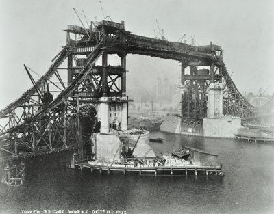 塔桥正在建设中，1892年 作者 英国摄影师