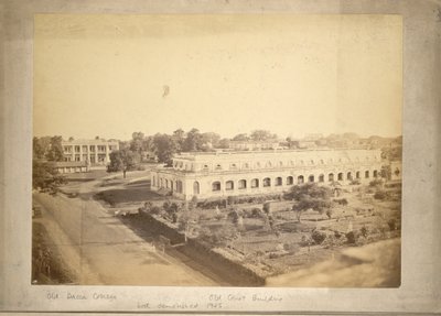 旧达卡学院和旧法院大楼景观，约 1875 年（黑白照片） 作者 英国摄影师