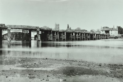 老和新的Putney桥梁看法与oast房子和诸圣日教会的在背景中，1885年 作者 英国摄影师