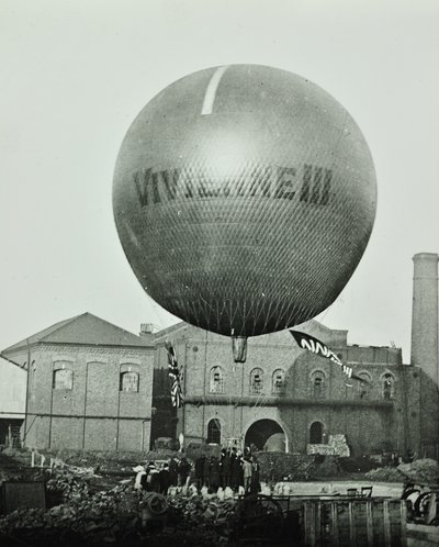 Vivienne III气球在1898年的Wandsworth天然气公司前面 作者 英国摄影师