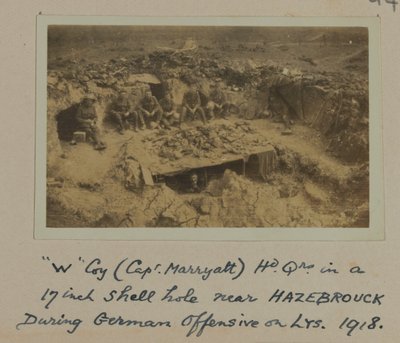 “W”Coy（Capt.Marryatt）在1918年德国进攻LYS期间，在HAZEBROUCK附近的一个17英寸炮弹洞中的高清Qrs 作者 英国摄影师