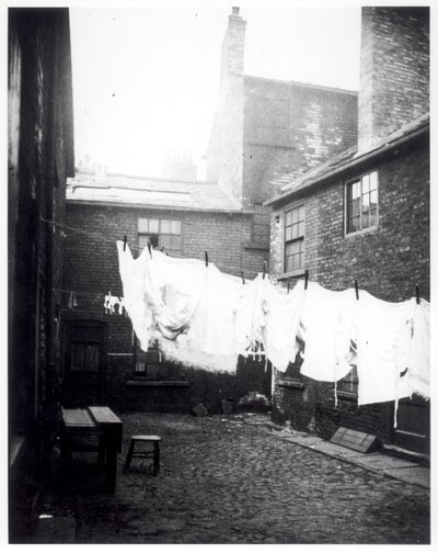 1896年5月13日，鹰和儿童庭，亨斯莱特，利兹的洗涤线 作者 英国摄影师