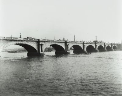 滑铁卢桥：1895年从北岸观看 作者 英国摄影师