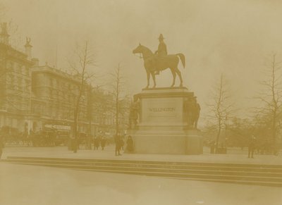 在海德公园，伦敦的Wellingtons雕象 作者 英国摄影师