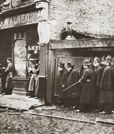 温斯顿-丘吉尔在围攻悉尼街期间，伦敦，1911 年（黑白照片） 作者 英国摄影师