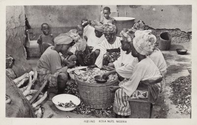 尼日利亚妇女剥可乐果（黑白照片） 作者 英国摄影师