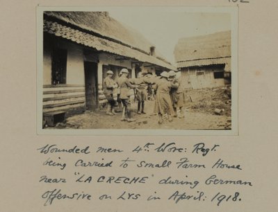 受伤的男人，第4名，Worc：Regt。 1918年4月德国在LYS进攻期间被带到“LA CRECHE”附近的小农庄 作者 英国摄影师