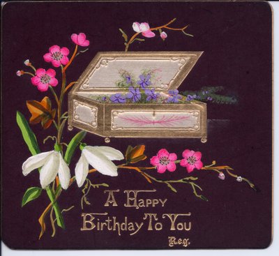 维多利亚女王时代的生日贺卡，带有棺材的紫罗兰和雪花莲喷雾，约1880年 作者 英语学校