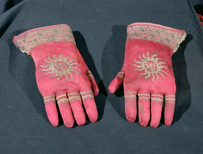一对针织真丝手套，可能属于大主教William Warham，15世纪末或16世纪初（针织真丝和金线） 作者 英语学校