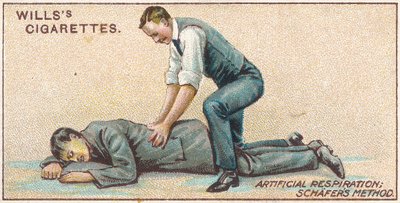 人工呼吸，Schafers方法，25号来自Willss Cigarettes卡的First Aid系列，1913年 作者 英语学校