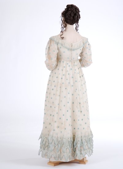 后视图的一天礼服，1815年（棉布上绣有蓝色羊毛） 作者 英语学校