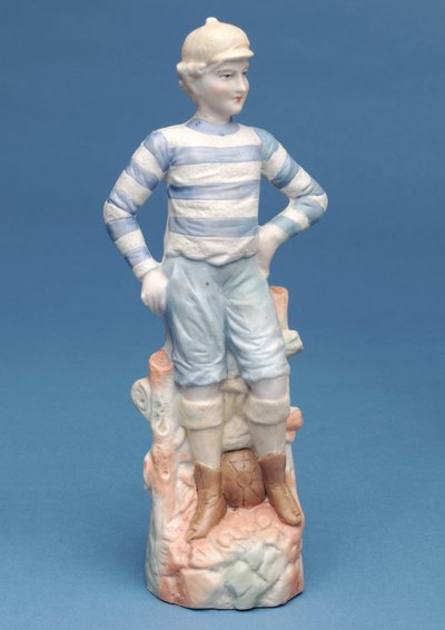 蓝色和白色条纹套件中的男孩足球运动员的浓汤图，c.1890s（陶瓷） 作者 英语学校