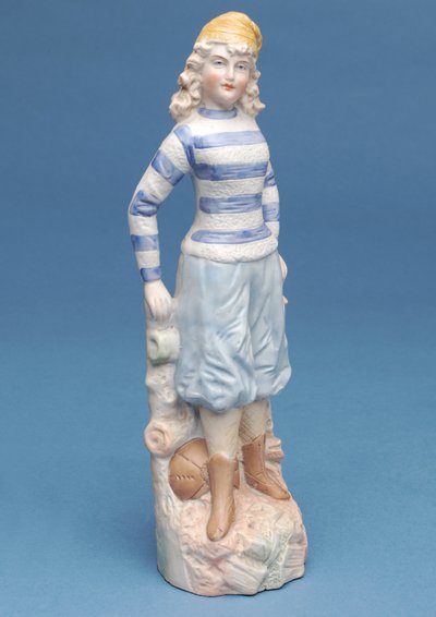蓝色和白色条纹套件中的女孩足球运动员的浓汤图，c.1890s（陶瓷） 作者 英语学校