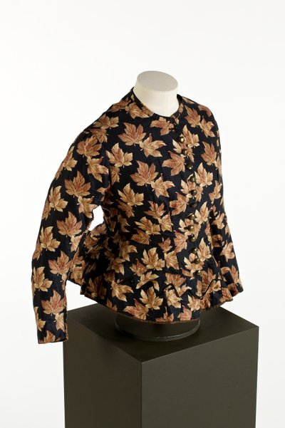 黑色衣身，印花金棕色枫叶设计，c.1860-70（棉） 作者 英语学校