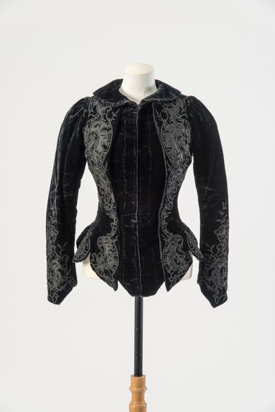 黑色天鹅绒外套，绣有应用黑丝和金属珠子，1890年代末（天鹅绒 作者 英语学校