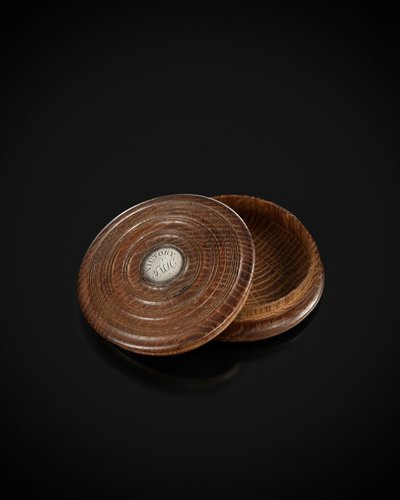 盒子由Thomas Hardy上尉（木头和银色）拥有 作者 英语学校