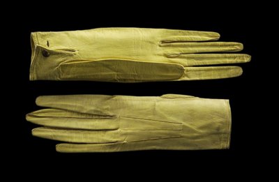 明亮的黄色手腕长手套。 c.1820（小孩皮革） 作者 英语学校