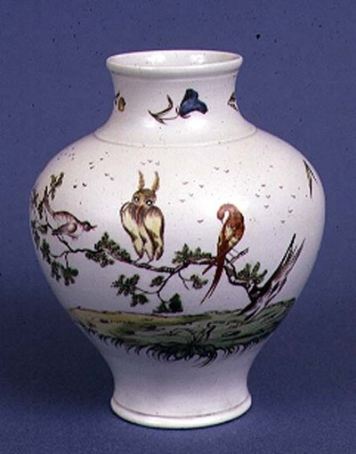 切尔西花瓶，宽椭圆形，装饰有鸟类，可能是奥尼尔所绘，约1752年（陶瓷）。 作者 英语学校