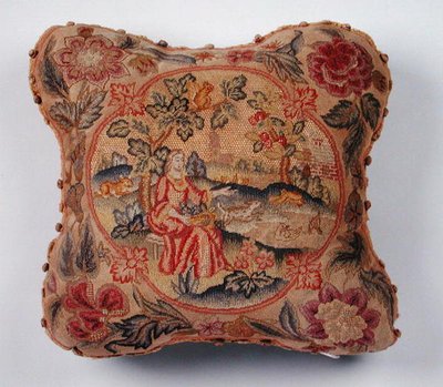 坐垫，用小圆点刺绣，描绘了一个风景中的女人（纺织品 作者 英语学校