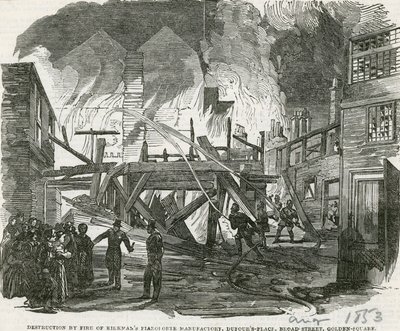 Kirkmans Pianoforte工厂的火灾，Dufours Place，Broad Street，Golden Square 作者 英语学校