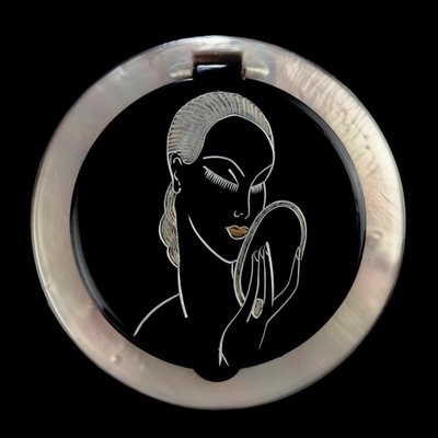 Elegance Powder Compact，1920-30（手工雕刻电木） 作者 英语学校