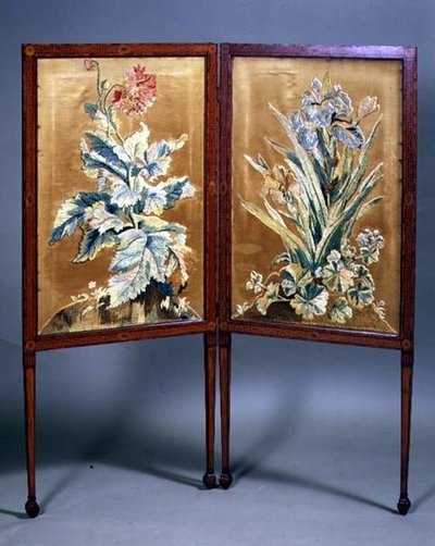 绣花的喜拉登两折屏风与缎木镶嵌，18世纪末（纺织品和缎木 作者 英语学校