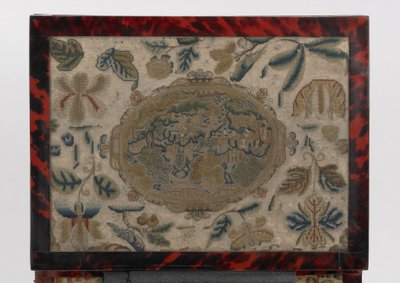 刺绣棺材，c.1660（丝绸，帆布，木头，玳瑁和银色坐骑） 作者 英语学校