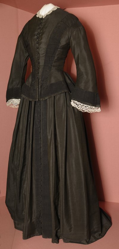 Florence Nightingales黑色紧身胸衣和搭配裙子，c.1870（黑色丝绸） 作者 英语学校