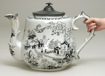 巨型茶壶配黑色转移设计（陶器） 作者 英语学校