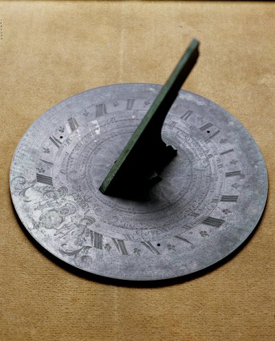 横向花园 Sundish，带国徽雕刻（青铜）。 作者 英语学校