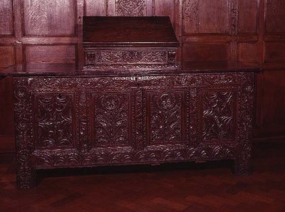 镶嵌式棺材，带有建筑图案，16世纪末（橡木与其他木材镶嵌）。 作者 英语学校