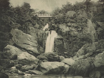 因弗斯奈德瀑布，洛蒙德湖（chromolitho）。 作者 英语学校