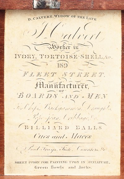 贴在一套英国 "卡尔弗特 "图案象牙车制棋盒上的标签，约 1826-50 年（印刷品） 作者 英语学校