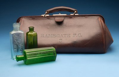 皮革格拉德斯通袋，上面印有Ramsgate FC 作者 英语学校