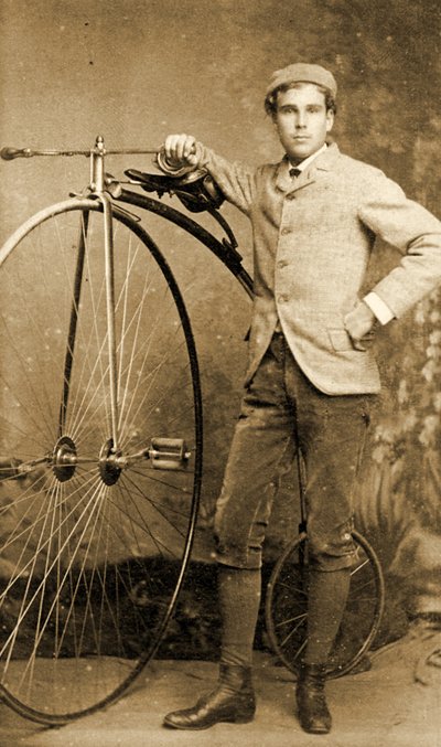 男子站在他的Penny-Farthing旁边，约1890年（黑白照片）。 作者 英语学校