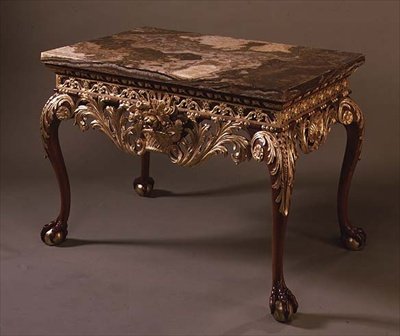 大理石顶的桌子，带球爪脚，约1720年（包裹鎏金和大理石 作者 英语学校