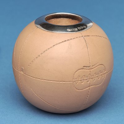 足球形状的比赛持有人，Doulton＆Co.，Lambeth（陶瓷） 作者 英语学校