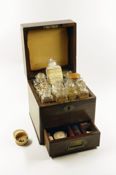 佛罗伦萨南丁格尔在克里米亚战争期间使用的药箱，1854-56（木头） 作者 English School