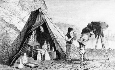 摄影干板出现之前在摄影棚外拍摄，大约1870年 作者 英语学校