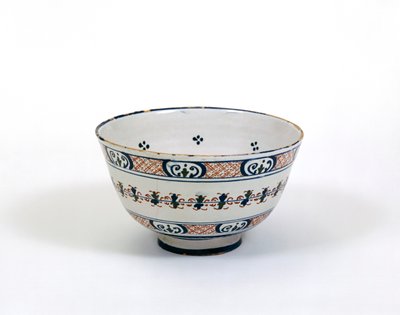 打孔碗，伦敦或布里斯托尔制造，c.1620-30（锡釉陶器） 作者 英语学校
