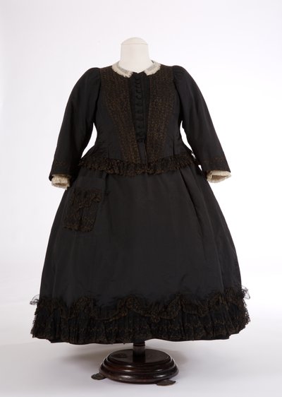 Queen Victorias连衣裙，1890年代（丝绸和网） 作者 英语学校