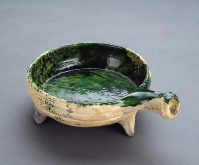 绿釉和中空手柄（陶器）的煎锅 作者 英语学校