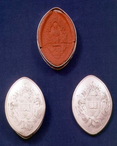 1740年伦敦洛可可漩涡花饰上刻有徽章的挂片盒（银色） 作者 英语学校