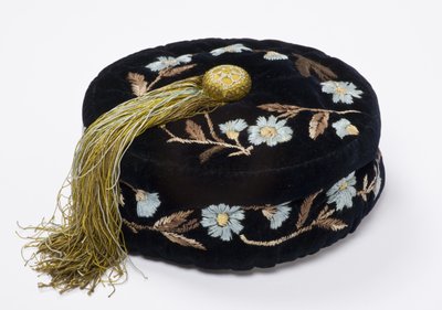 Smoking cap, c.1880 (embroidered velvet lined with machine-quilted silk) 作者 英语学校