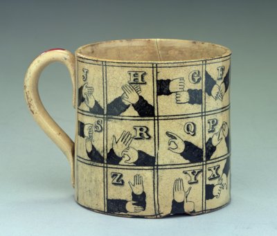 斯塔福德郡杯子描绘在手语的字母表，c.1820（陶器） 作者 英语学校