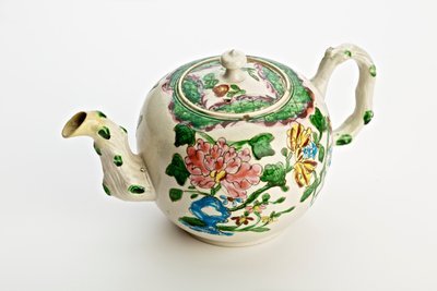 斯塔福德郡茶壶装饰着菊花，1760年（盐釉陶器） 作者 英语学校